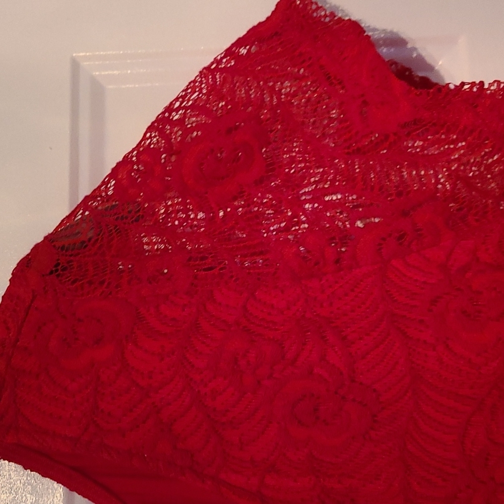 Red lace - Picture 3 of 4